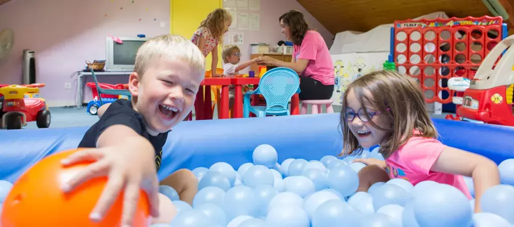 Piscine à balles au camping Les Pierres Couchées